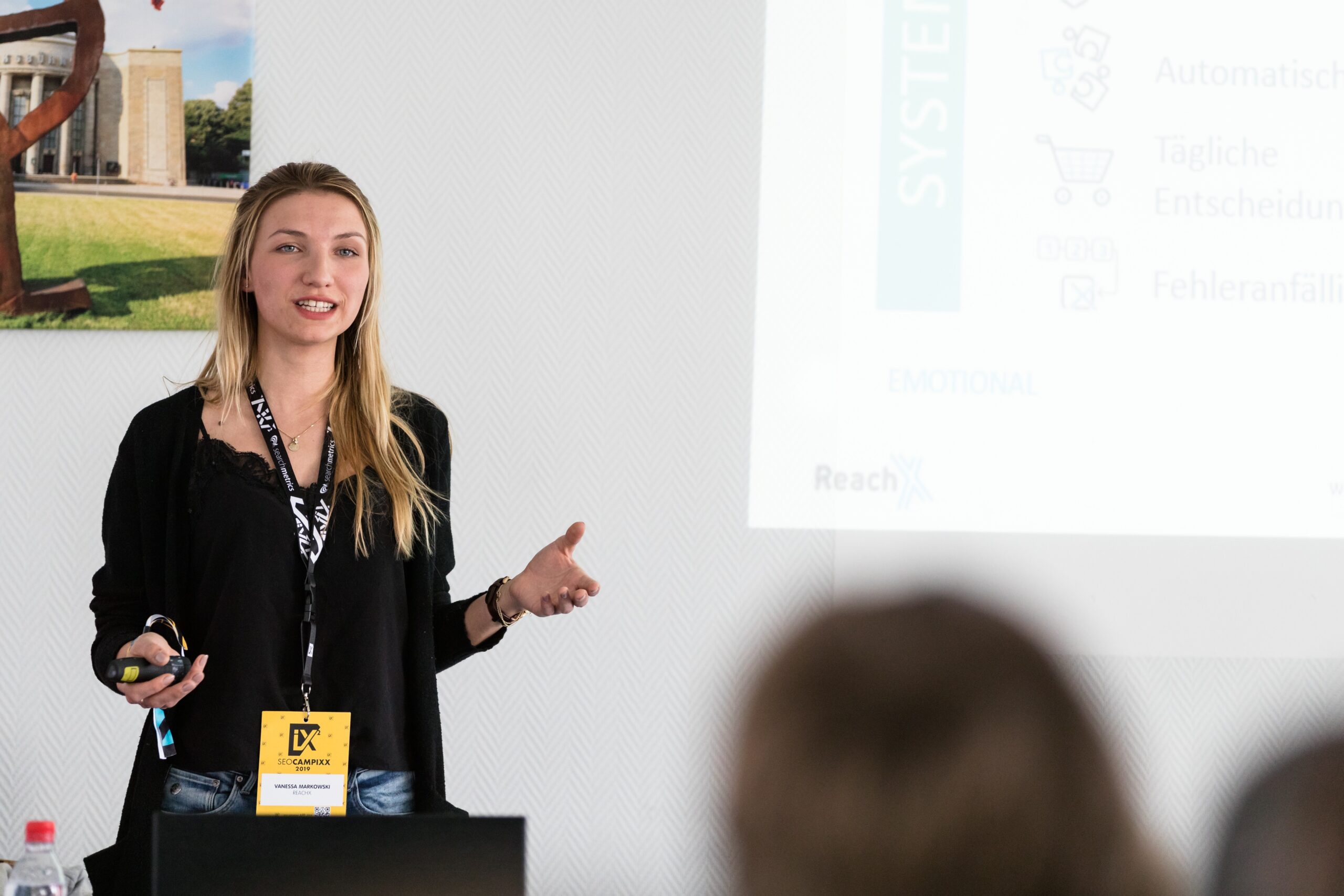 Vanessa Stelz - Speakerin, Autorin und Glücksmentorin auf einem Vortrag in Berlin