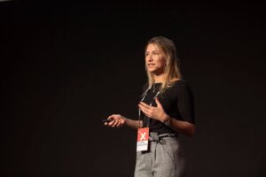 Vanessa Stelz - Speakerin, Autorin und Glücksmentorin auf einem Vortrag in Salzburg